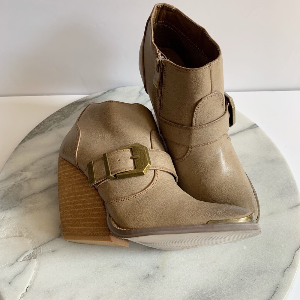 very volatile “Yorker” ankle heel booties